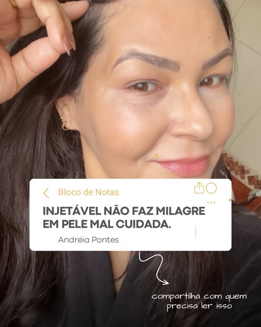 Andreia Pontes, de cabelo escuro, com a mão no cabelo e um leve sorriso, em luz natural.